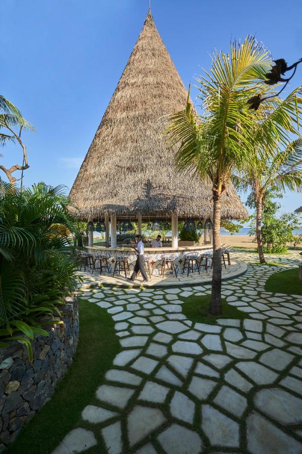 Sudamala Resort, Komodo, Labuan Bajo Exteriér fotografie The bar at the beach