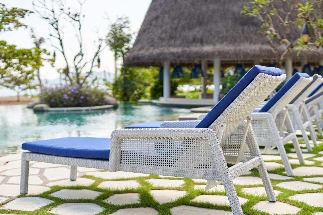 Sudamala Resort, Komodo, Labuan Bajo Exteriér fotografie A synthetic rattan chaise longue