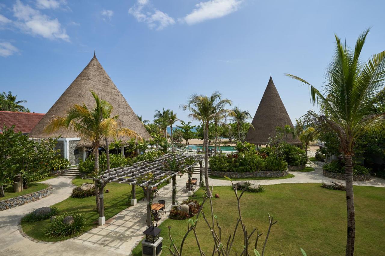 Sudamala Resort, Komodo, Labuan Bajo Exteriér fotografie The resort's main buildings