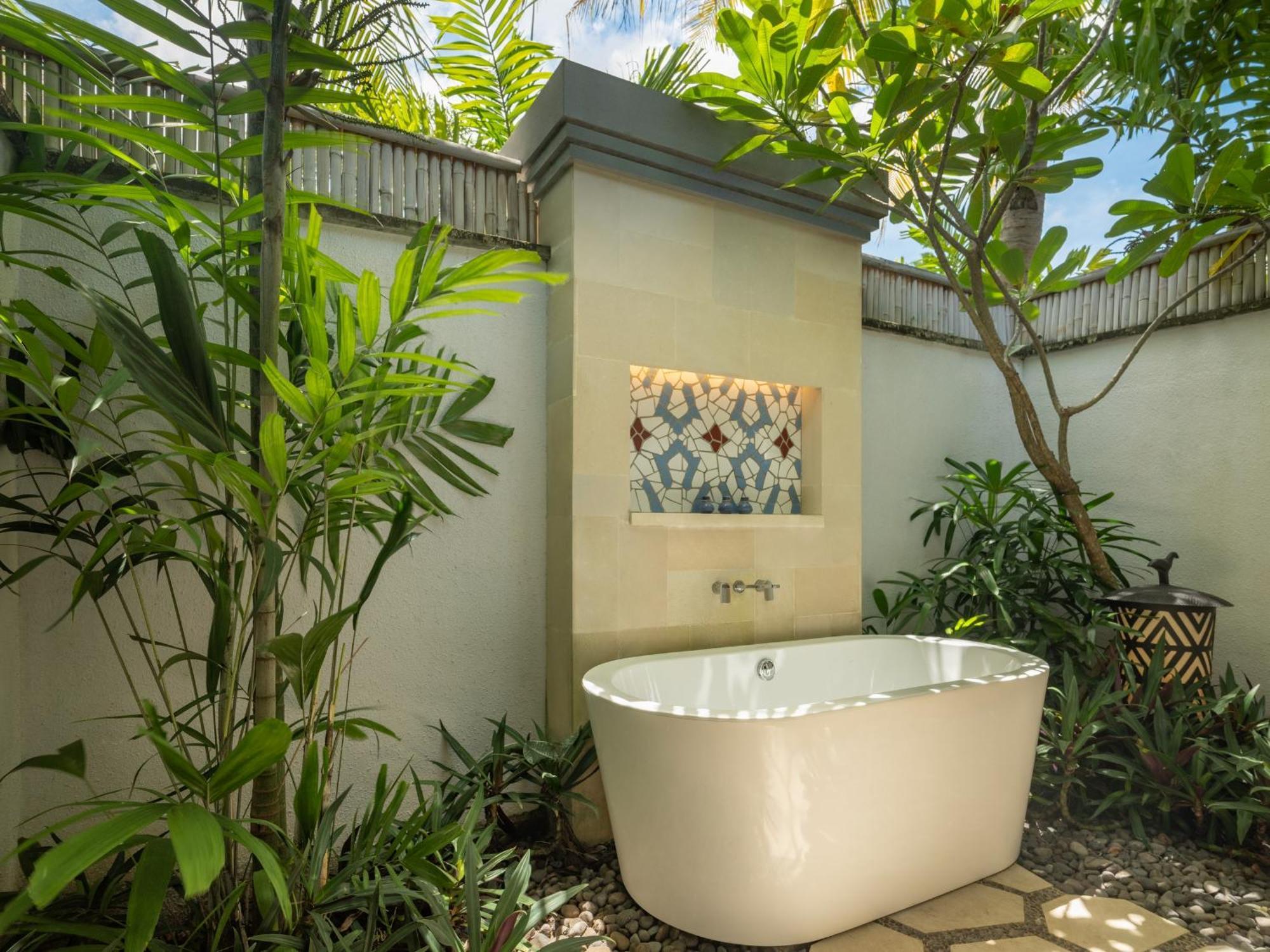 Sudamala Resort, Komodo, Labuan Bajo Exteriér fotografie Outdoor bathtub