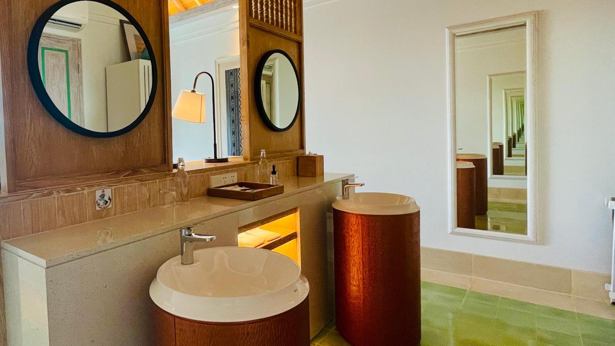 Sudamala Resort, Komodo, Labuan Bajo Exteriér fotografie Bathroom at the Taj Bengal